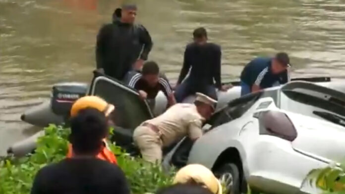 Shocking incident!! The car plunged into the lake!! IT employees killed!!