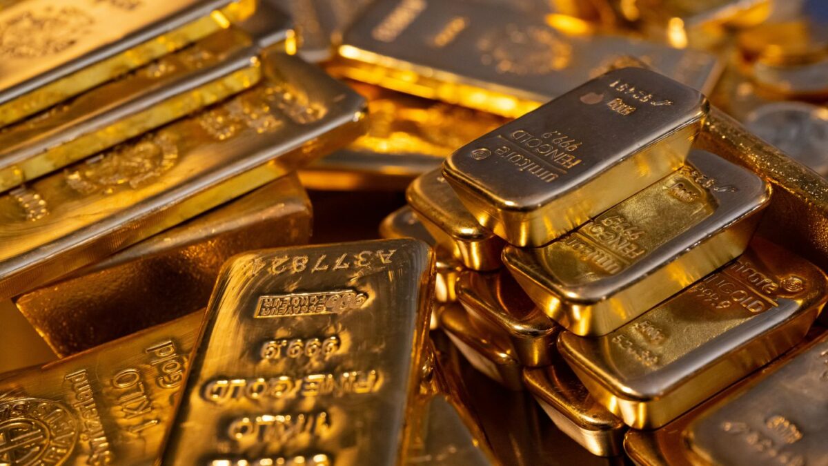 Gold prices fell by Rs 1 per gram