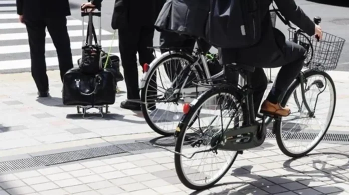 Govt action!! Jail if you talk on the phone while riding a bicycle!!