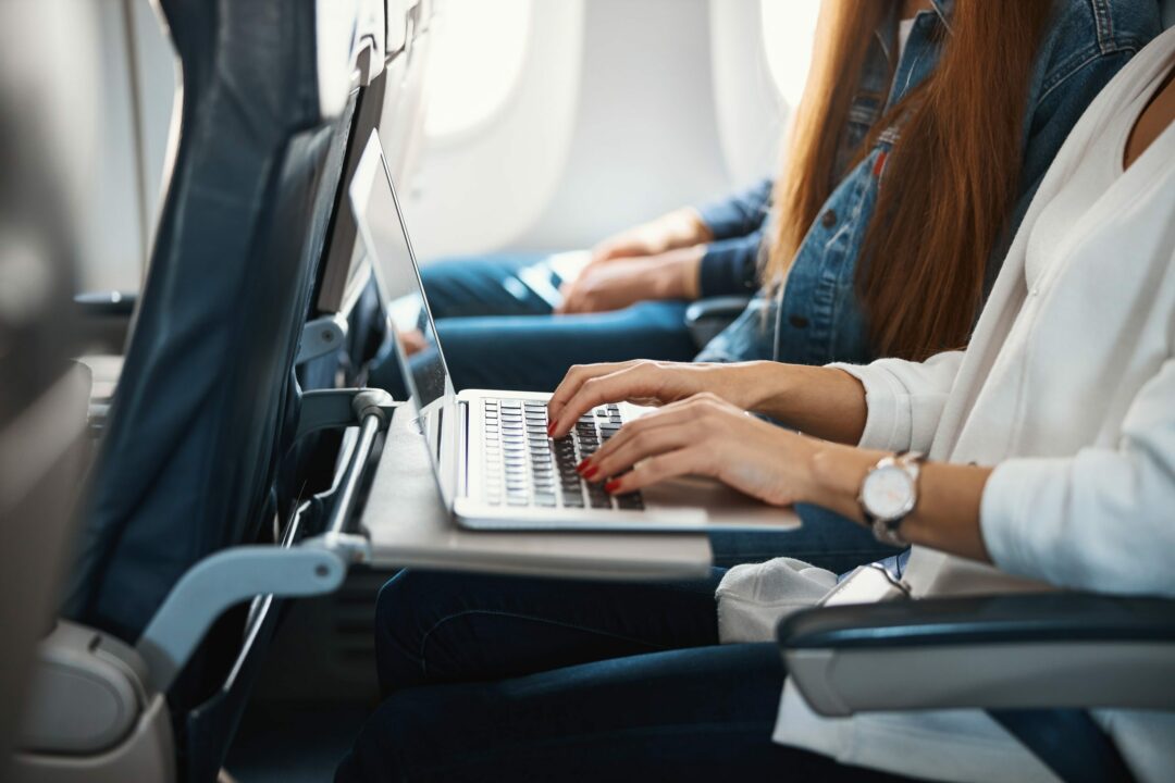 Surprising news for air travelers!! Use Wi-Fi on the fly!!