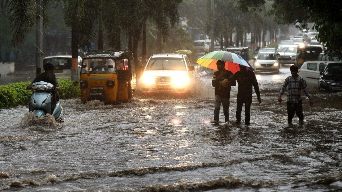 Chance of heavy rain in one or two places in 15 districts of Tamil Nadu in next 3 hours!!