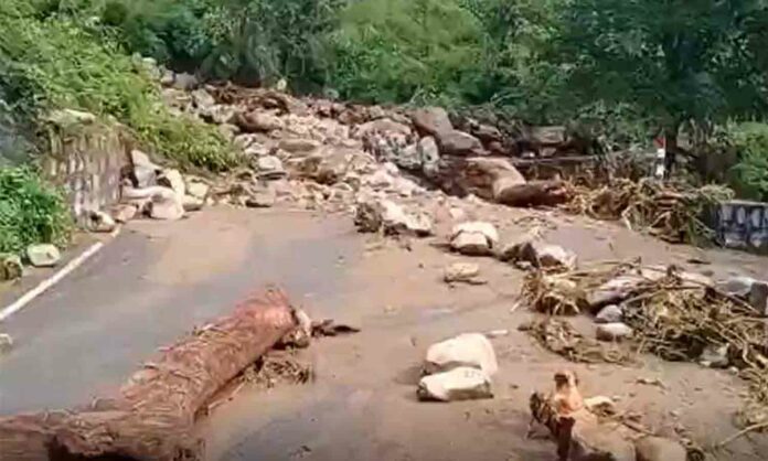 Soil collapse in Yercaud due to continuous rain!! Total Parking!!