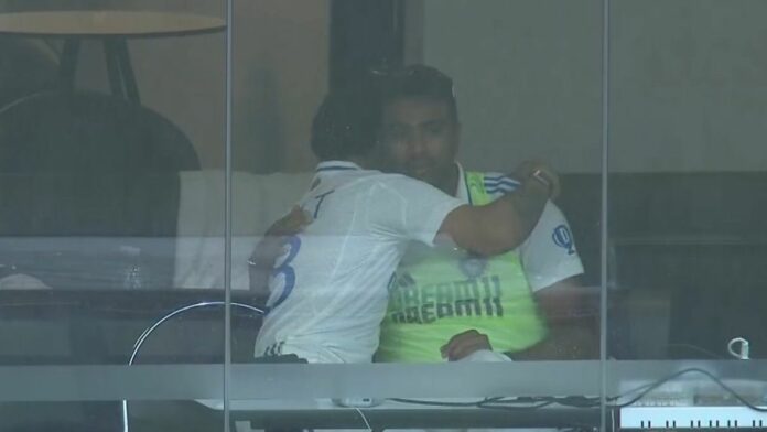 Kohli's emotional hug ashwin