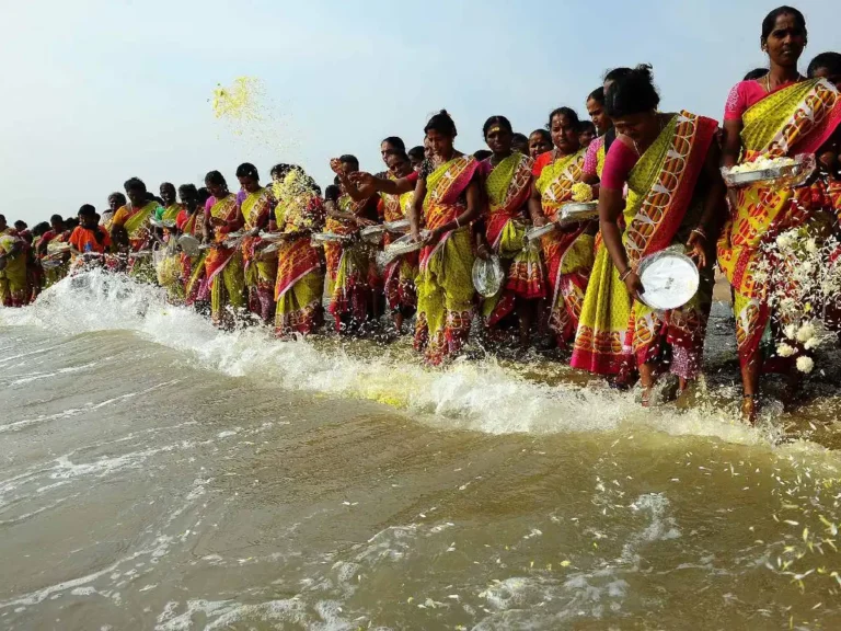 20th Anniversary of Tsunami!! They paid their respects to the sea by sprinkling milk and flowers!!