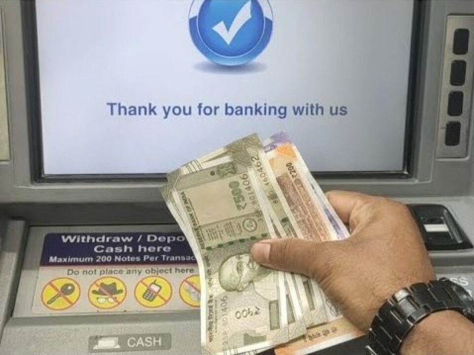 Rain of money in the ATM!! Rs.5000 for those who went to withdraw Rs.2000!!