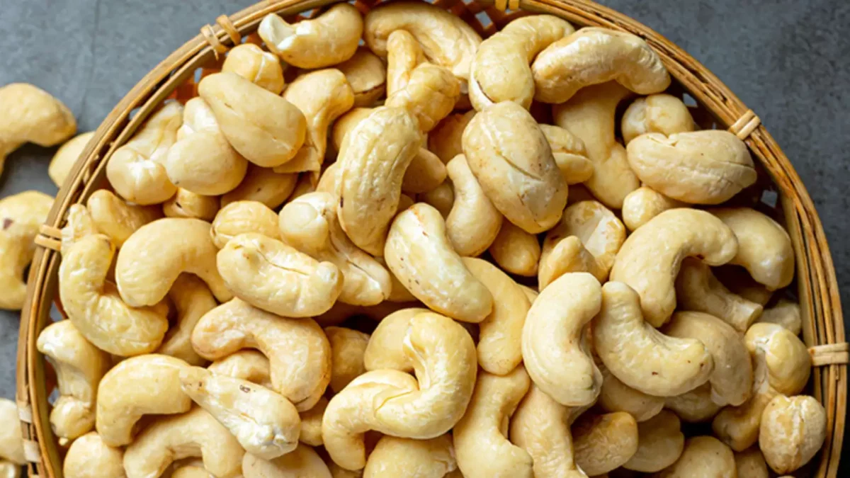 If you know the changes that happen in your body if you eat 5 cashews daily, you will never give it up!!