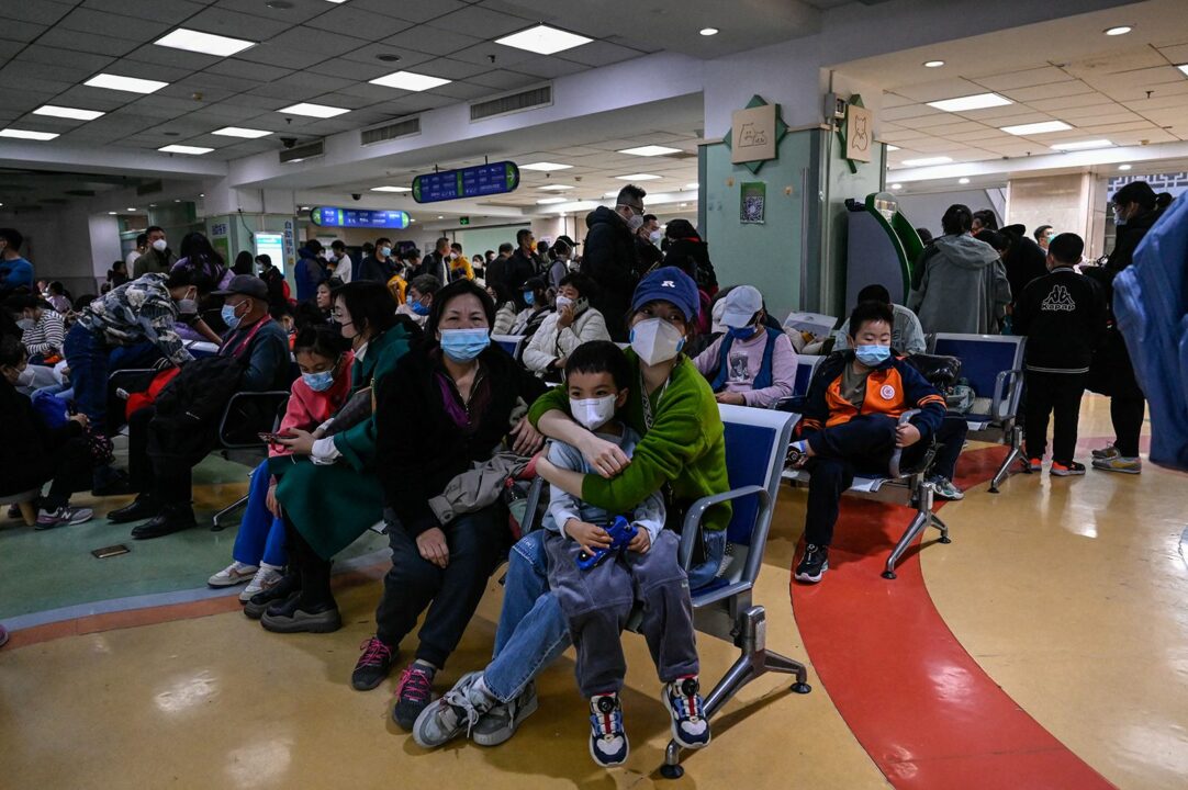 The crowd gathers at the hospital!! Destruction will happen again in China!!