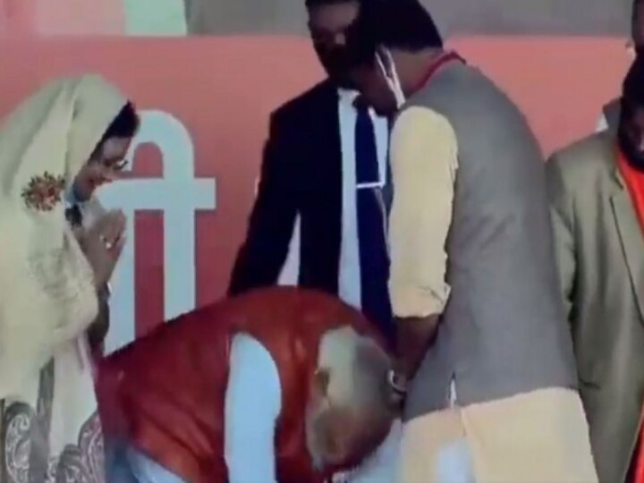 BJP executive who made Modi fall on his feet.. Video going viral on the internet!!