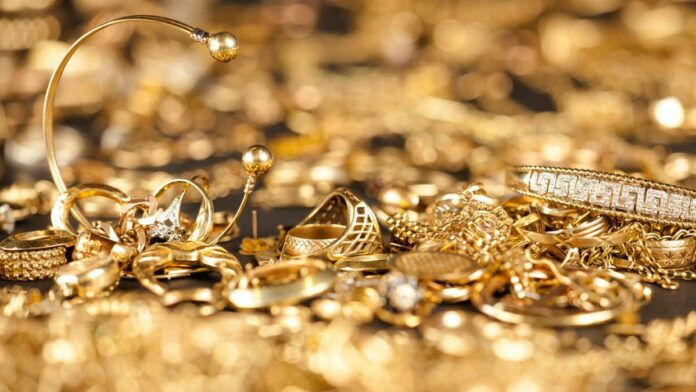 A gang of 10 members robbed a jewelery lending company of 30 kg of gold!!