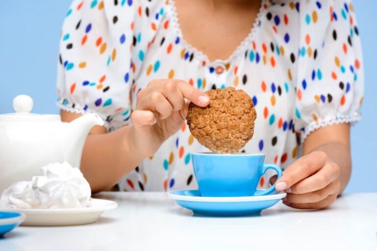 தெரிந்து கொள்ளுங்கள்.. TEA-இல் BISCUT தொட்டு சாப்பிடலாமா? எந்த பிஸ்கட் சாப்பிட ஏற்றது?