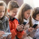 What are the dangers of constantly looking at the cell phone!! Doctor explains the effects on children!!