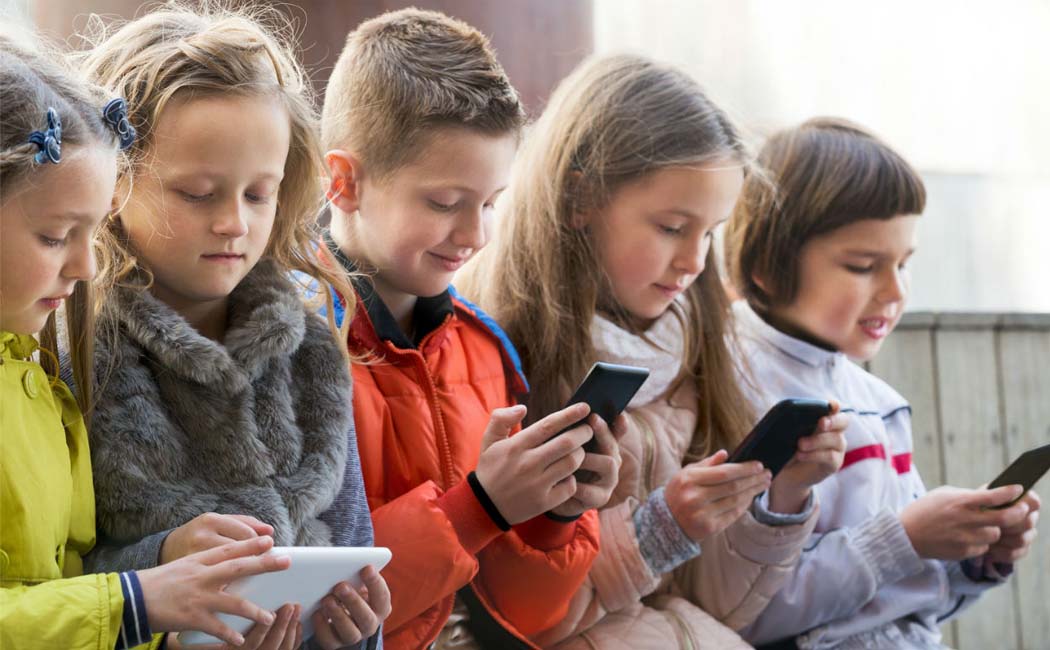 What are the dangers of constantly looking at the cell phone!! Doctor explains the effects on children!!