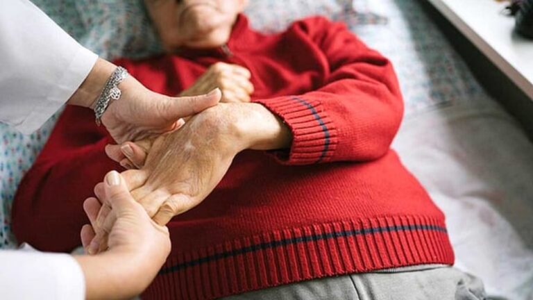 Stroke பாதிப்பிற்கான காரணங்கள் மற்றும் அறிகுறிகள்!! பக்கவாதம் முழுமையாக குணமாக எவ்வளவு நாட்கள் ஆகும்?