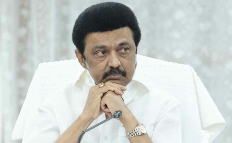 மாவட்ட ஆட்சியரை கூட விட்டு வைக்காத திமுக நிர்வாகி.. இதையெல்லாம் சொன்ன உங்களையும் தூக்கிடுவேன்!! ஸ்டாலினுக்கு போன அவசர கம்பளைண்ட்!!