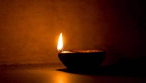 மாலை நேரங்களில் விளக்கு ஏற்றும் பொழுது இந்த தவறை செய்யாதீர்கள்..!!