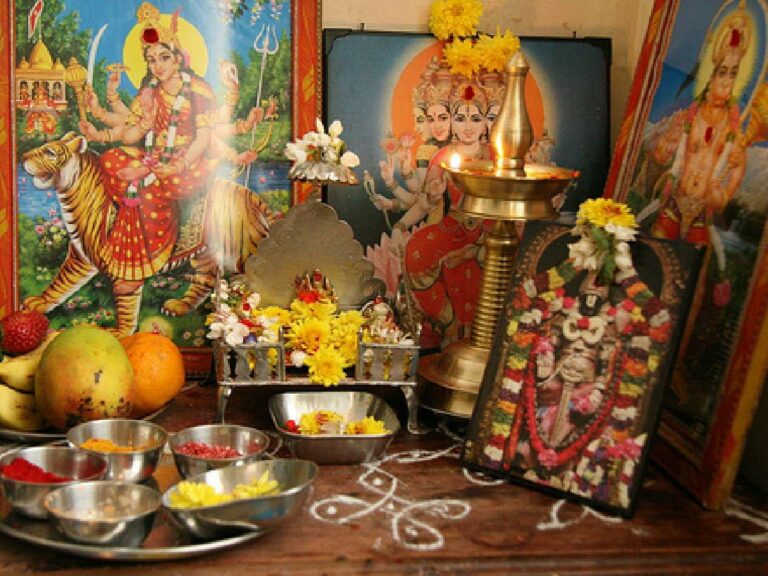 வீட்டில் தெய்வீக சக்தியை அதிகரிக்க செய்ய வேண்டிய 4 முக்கிய செயல்கள்..!!