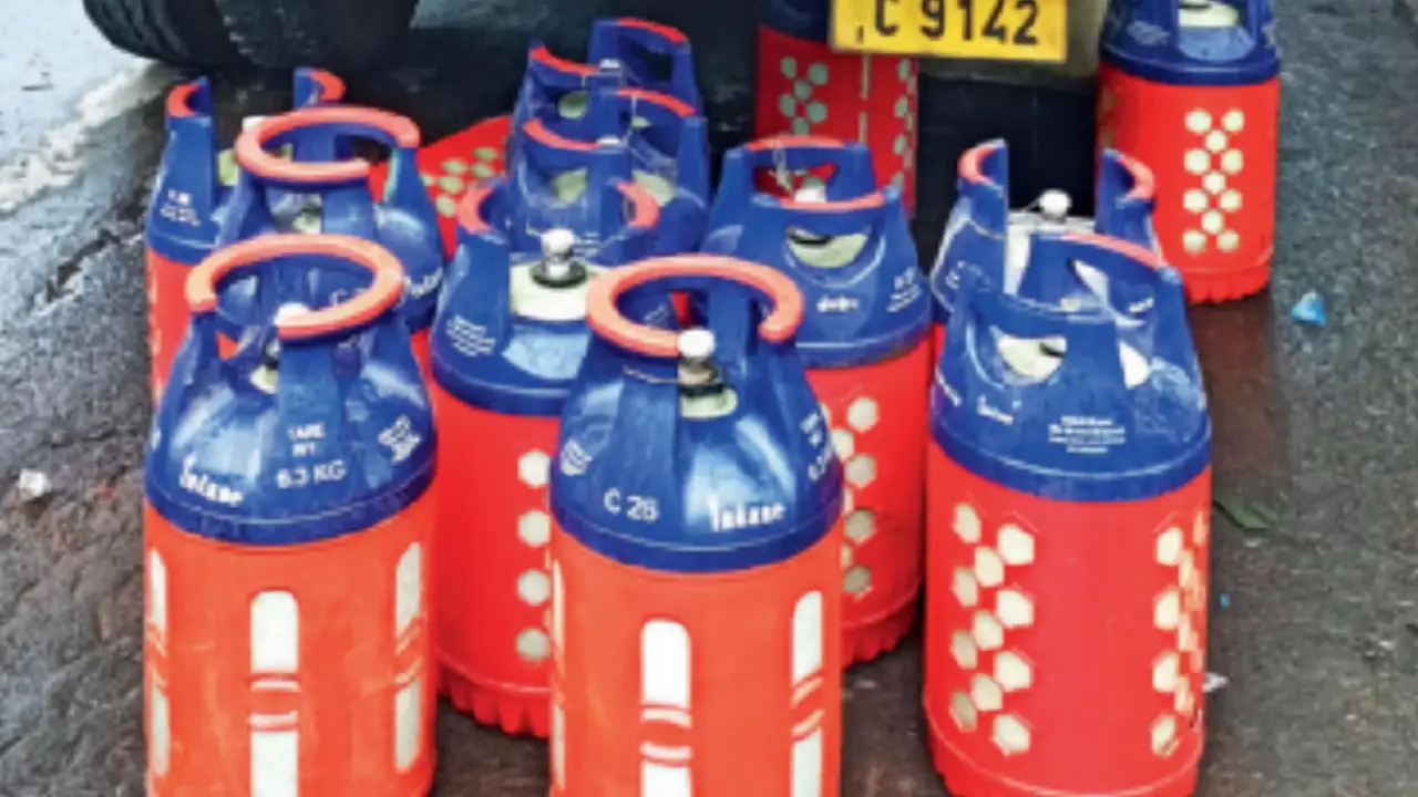 Housewives are happy!! Indian Oil releases unexploded cylinder.. No more fear of fire!!