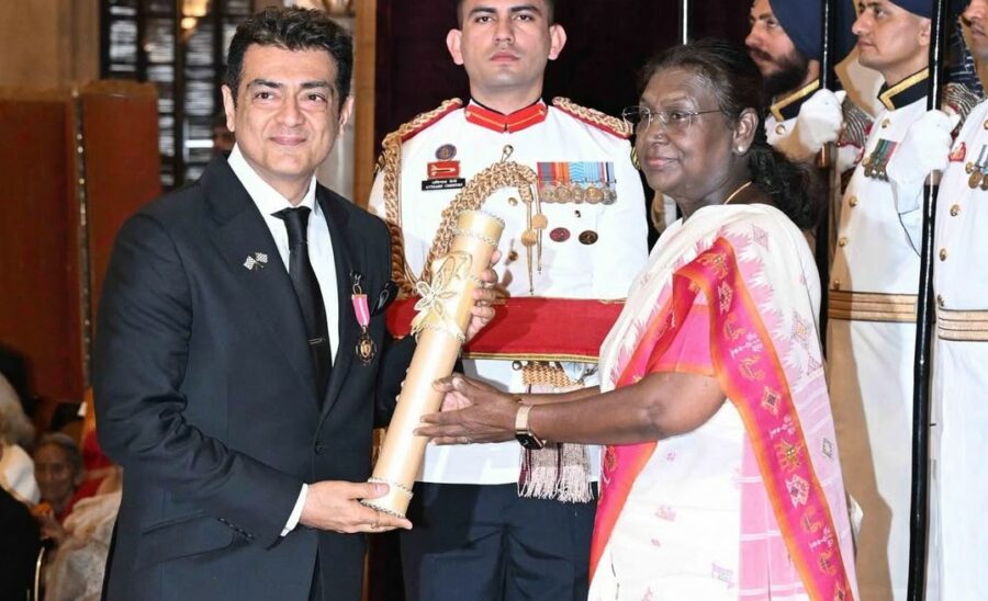 பத்ம பூஷன் விருதை பெற்றார் அஜித்!.. வைரல் புகைப்படம்!. குவியும் வாழ்த்துக்கள்!…