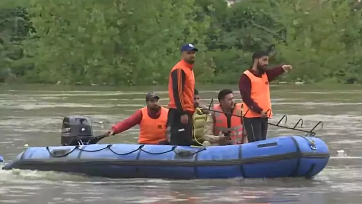 Srinagar boat accident Tourist boat capsizes in Dal Lake due to strong winds rescue operations in full swing