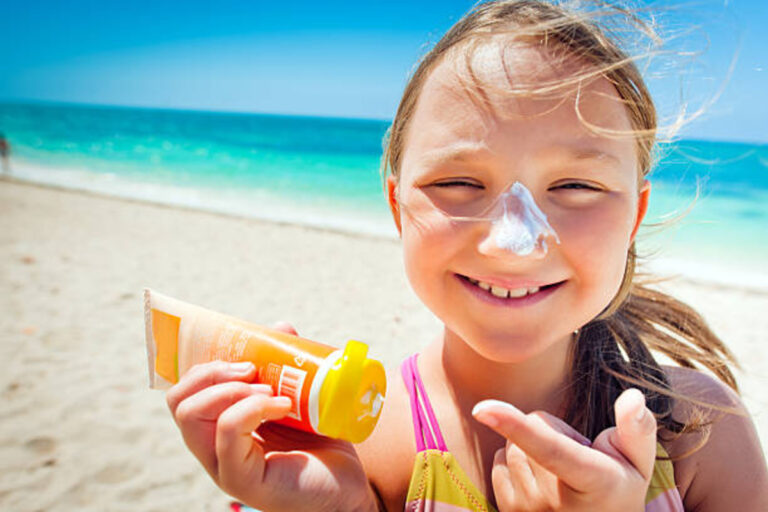 பெற்றோர் கவனத்திற்கு.. உங்கள் குழந்தைகளுக்கு Sunscreen யூஸ் பண்ணலாமா? கட்டாயம் தெரிந்துக்கொள்ளுங்கள்!!
