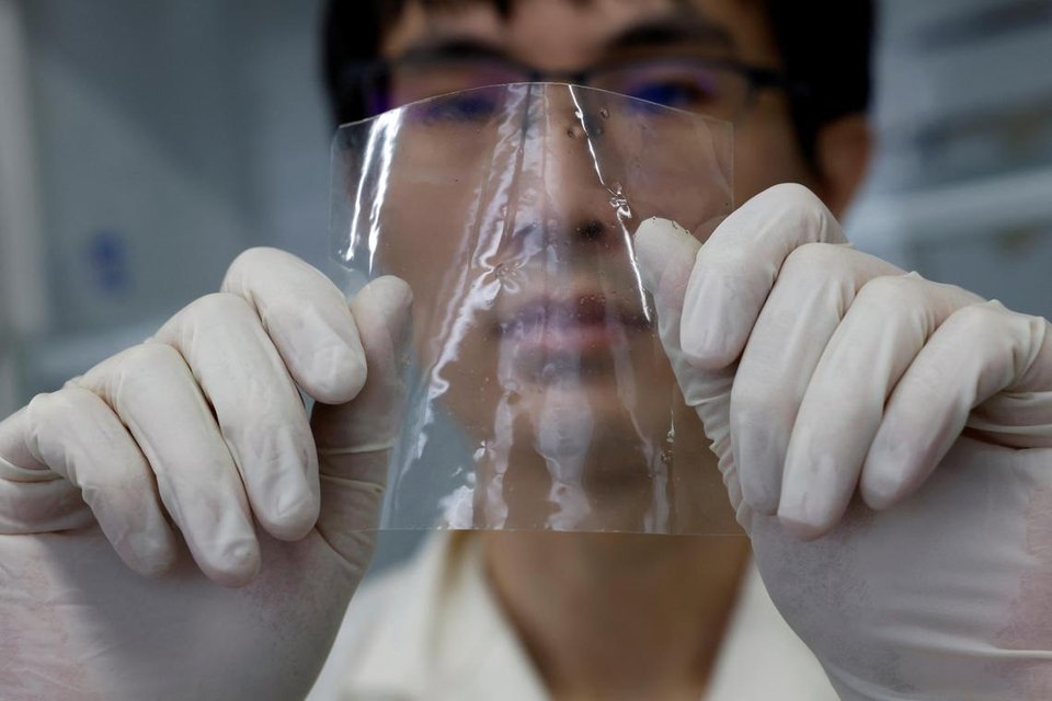 Crazy invention that makes the world look back!! Plastic that dissolves in water!!