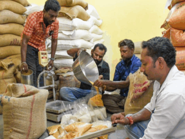இனி ரேஷன் பொருட்கள் வீடு தேடி வரும்; தமிழக அரசு அசத்தல் அறிவிப்பு!