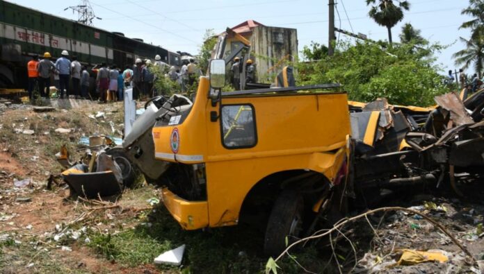 Cuddalore train accident: Investigation notice issued to 13 people including gatekeeper and van driver! Cuddalore train accident: Investigation notice issued to 13 people including gatekeeper and van driver!