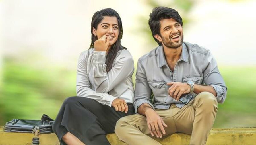 நியூயார்க்கில் 43-வது சுதந்திர தின விழாவின் அணி வகுப்பு!! பாலிவுட் நட்சத்திரங்கள் பங்கேற்பு!!
