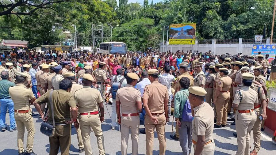 தமிழ்நாட்டில் தூய்மை பணியாளர்கள் மீது போலீஸ் நடவடிக்கை – திமுக இரட்டை முகம் குற்றச்சாட்டு
