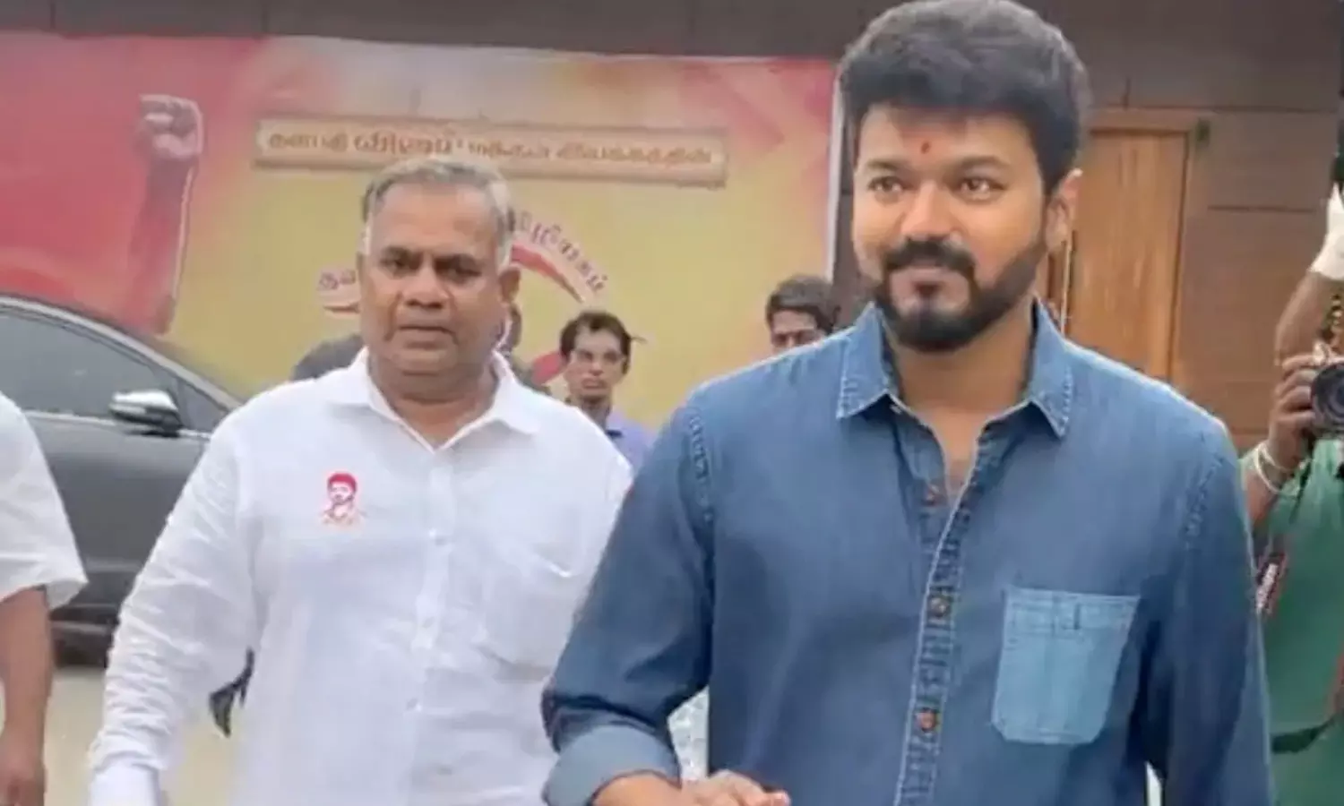 நீங்க தலை மறைவானதனால தான் இவ்வளவு பிரச்சனை.. ஆதங்கப்பட்ட விஜய்.. திணறும் புஸ்ஸி ஆனந்த்!!