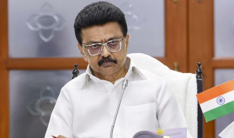 It is reported that the main leader of AIADMK is going to DMK